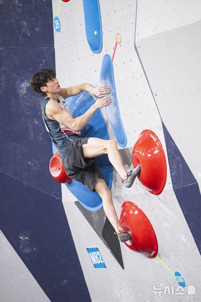 [서울=뉴시스]스포츠클라이밍 이도현의 경기 모습. (사진=대한산악연맹 제공)