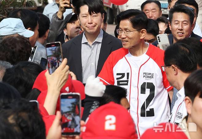 [용인=뉴시스] 권창회 기자 = 김문수 국민의힘 대선 후보가 26일 경기 용인시 죽전역 인근에서 열린 집중유세에 참석하며 지지자들과 인사하고 있다. (공동취재) 2025.05.26. photo@newsis.com