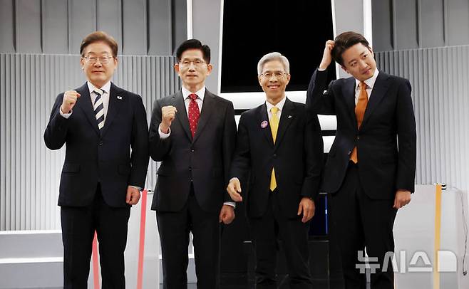 [서울=뉴시스] 국회사진기자단 = 23일 서울 영등포구 KBS본관 스튜디오에서 열린 중앙선거방송토론위원회 주관 제21대 대통령선거 2차 후보자 토론회 시작에 앞서 각 정당 대선후보들이 기념촬영을 하기 위해 자리하고 있다. 왼쪽부터 이재명 더불어민주당, 김문수 국민의힘, 권영국 민주노동당, 이준석 개혁신당 대선후보. 2025.05.23. photo@newsis.com