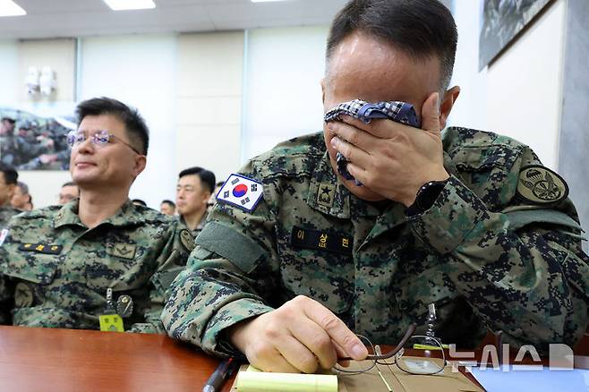 [서울=뉴시스] 12·3 비상계엄 사태 당시 국회에 투입된 제1공수특전여단 이상현 여단장이 지난해 12월 10일 오전 서울 여의도 국회에서 열린 국방위원회의 긴급 현안질의에 출석해 눈물을 닦고 있다. (사진=뉴시스DB). 2025.05.26. photo@newsis.com