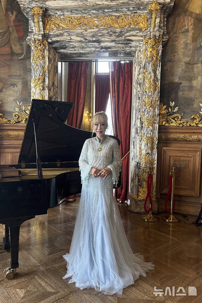 [파리=AP/뉴시스]한국의 소프라노 가수 조수미가 26일 파리에서 최고등급인 예술문예훈장(코망되르)을 받은 후 포즈를 취하고 있다. 2025.05.26.