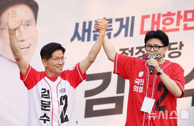 [서울=뉴시스] 권창회 기자 = 한동훈 전 국민의힘 대표가 26일 서울 도봉구 방학사거리 인근에서 열린 김문수 국민의힘 대선 후보의 집중유세에서 합동유세를 하고 있다. (공동취재) 2025.05.26. photo@newsis.com