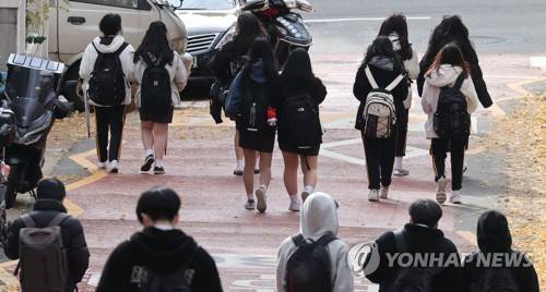 하교하는 고등학생들 [연합뉴스 제공]