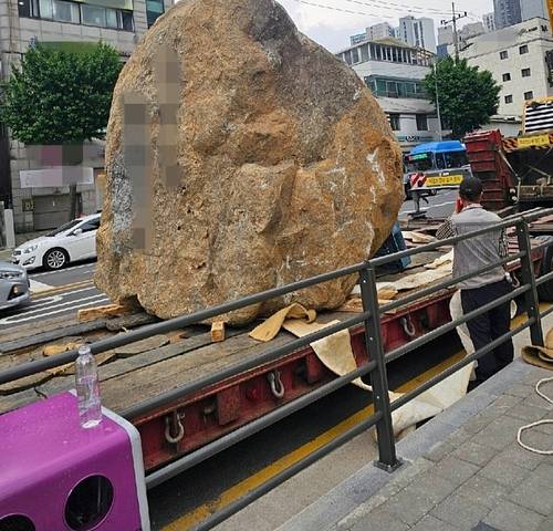 동대문구 이문동 신축아파트에 설치되는 조경석 [네이버 카페 '부동산 스터디' 캡처]
