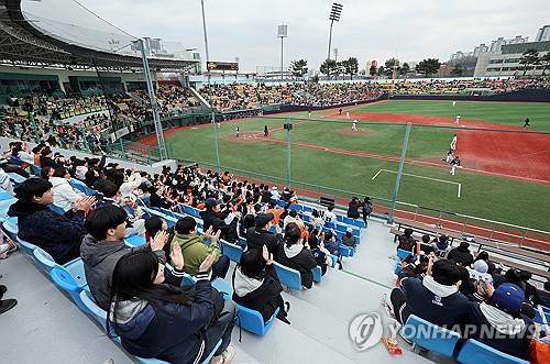 청주 야구장 메운 팬들 함성 [연합뉴스 자료사진]