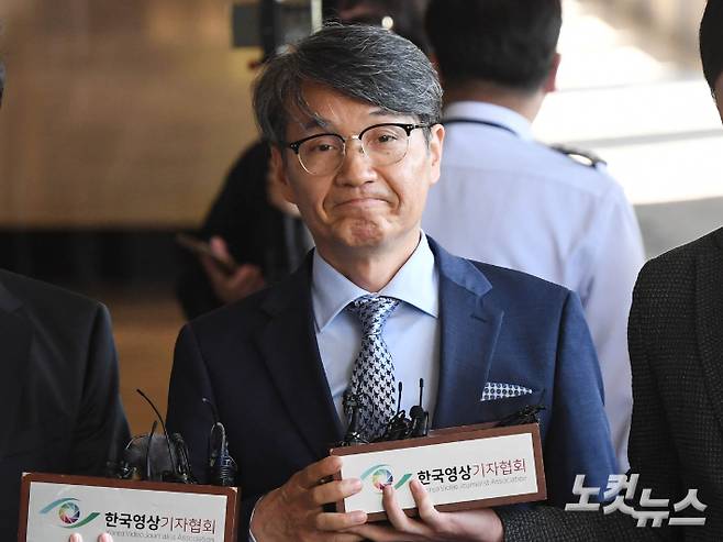 지난해 5월 윤석열 대통령 부인 김건희 여사에게 명품 가방 등을 건넨 혐의(부정청탁금지법 위반 등)를 받고 있는 최재영 목사가 서울 서초구 서울중앙지방검찰청에 출석하며 입장을 밝히는 모습. 황진환 기자