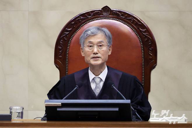 조희대 대법원장이 지난 1일 오후 더불어민주당 이재명 대선 후보의 공직선거법 사건 전원합의체 선고를 위해 서울 서초구 대법원 대법정에 입장해 장내 정돈을 선언하고 있다. 사진공동취재단