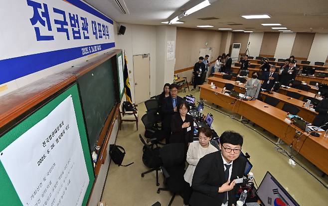 26일 경기도 고양시 사법연수원에서 열린 전국법관대표회의에서 의장을 맡은 김예영 서울남부지법 부장판사(앞줄 오른쪽 세번째)를 비롯한 참석자들이 국기에 경례를 하고 있다. 연합뉴스