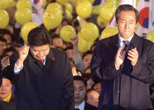 단일화를 이뤄낸 당시 노무현 후보(왼쪽)와 정몽준 후보가 2002년 12월 18일 서울 명동에서 공동유세를 벌이고 있다. 연합뉴스