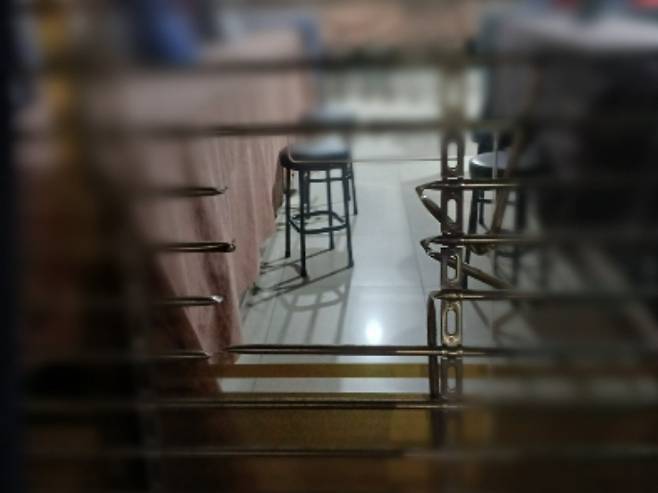 지난 18일 부산 동구의 한 귀금속 상가 셔터가 절단기로 파손된 모습. 부산경찰청 제공