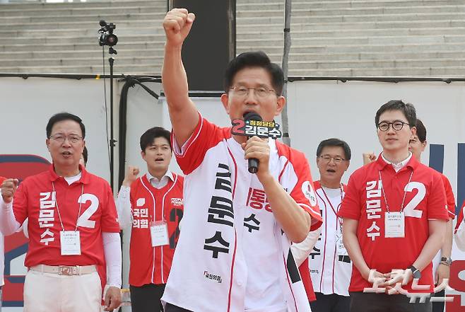 김문수 국민의힘 대선 후보가 26일 오후  경기 용인 포은아트갤러리 광장에서 열린 "내일의 기적을 만들" 집중유세에서 유권자들에게 지지를 호소하고 있다. 용인=황진환 기자