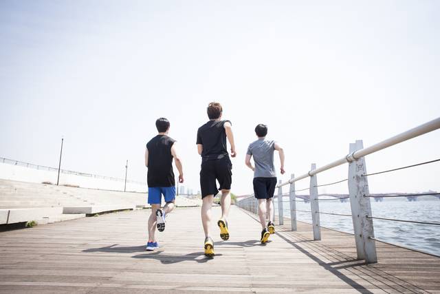 러닝 중 호흡이 원활하지 않으면 근육에 산소 공급이 부족해져 피로가 빨리 오고 운동 효율이 급격히 떨어진다. 코로 두 번 들이쉬고 입으로 두 번 내쉬는 이른바 ‘습습후후’ 호흡법은 반드시 우수하거나 보편적으로 권장된 호흡법이라고 보기에는 근거가 부족하다. 사진은 기사의 특정 사실과 관련 없음. 이미지투데이