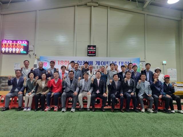 임일영 충북 괴산 군자농협 조합장(맨 앞줄 왼쪽 여섯번째부터)이 송인헌 괴산군수 등 참가자들과 함께 게이트볼 대회를 통한 어르신들의 건강한 삶을 응원하고 있다.