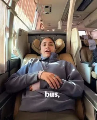 인도 여행·음식 블로거 아카칸샤 몬가가 한국 고속버스에 탑승해 감탄하고 있다. 아카칸샤 몬가 사회관계망서비스