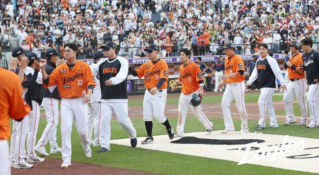 한화 선수들이 25일 대전 롯데전 승리 후 기쁨을 나누고 있다. /한화 이글스 제공