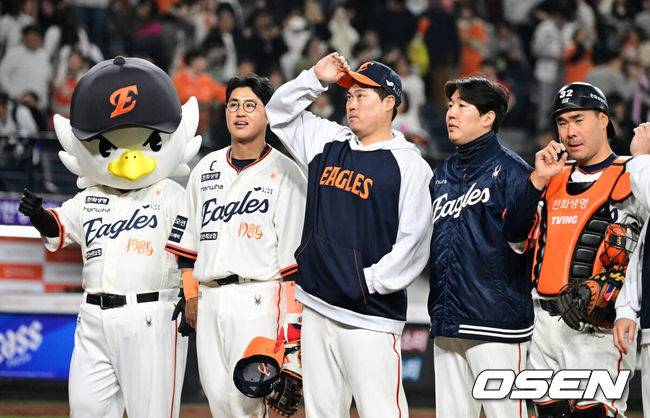 [OSEN=지형준 기자] 채은성, 류현진, 박상원, 이재원 등 승리한 한화 선수들이 팬들에게 인사를 하고 있다. 2025.04.11 / jpnews@osen.co.kr