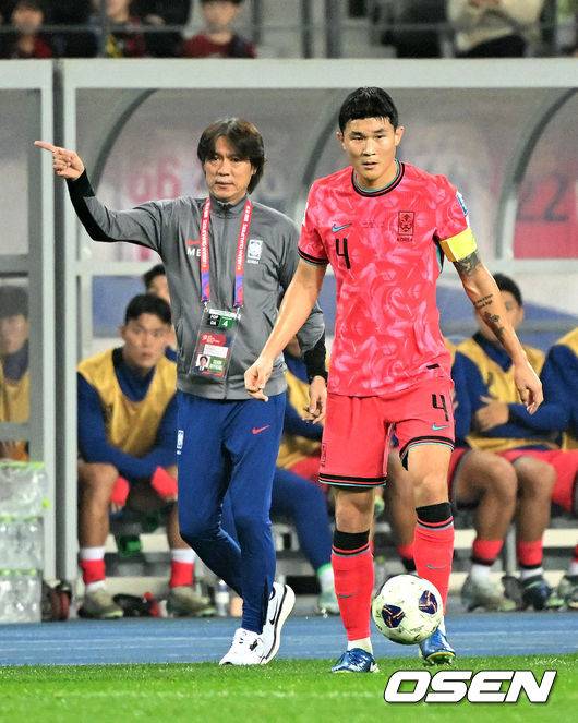 [OSEN=용인, 이대선 기자] 홍명보 감독이 이끄는 한국 축구대표팀은 15일 오후 8시 용인미르스타디움에서 이라크와 2026 국제축구연맹(FIFA) 북중미월드컵 아시아지역 3차예선 B조 4차전을 치러 3-2로 이겼다.한국은 3승 1무, 승점 10을 기록하며 조 1위를 유지했다. 이라크는 2승 1무 1패, 승점 7로 2위.후반 한국 김민재가 패스를 시도하고 있다. 2024.10.15 /sunday@osen.co.kr