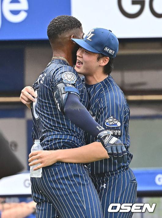 [OSEN=대구, 이석우 기자] 25일 대구삼성라이온즈파크에서 2025 신한 SOL 뱅크 KBO 리그 삼성 라이온즈와 KIA 타이거즈의 경기가 열렸다. 홈팀 삼성은 원태인이, 방문팀 KIA는 윤영철이 선발 출전했다. 삼성 라이온즈 이호성이 9회말 끝내기 홈런을 친 디아즈와 기쁨을 나누고 있다. 2025.05.25 / foto0307@osen.co.kr