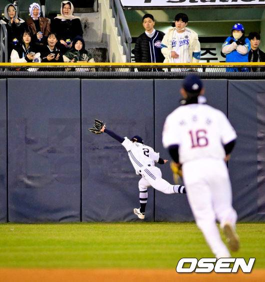 [OSEN=잠실, 조은정 기자]28일 서울 송파구 잠실야구장에서 2025 신한 SOL Bank KBO리그 두산 베어스와 삼성 라이온즈의 경기가 열렸다.이날 홈팀 두산은 콜어빈을, 원정팀 삼성은 후라도를 선발 투수로 내세웠다.3회초 두산 좌익수 김민석이 삼성 선두타자 김헌곤의 외야플라이에 호수비를 선보이고 있다. 2025.03.28 /cej@osen.co.kr