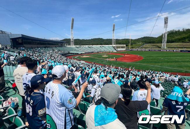 [OSEN=울산, 이석우 기자] 17일 울산 문수야구장에서 2025 신한 SOL 뱅크 KBO 리그 NC 다이노스와 키움 히어로즈의 더블헤더 1차전 경기가 열렸다. 홈팀 NC는 로건이, 방문팀 키움은 김선기가 선발로 나섰다.NC 다이노스 팬들이 응원을 하고 있다. 2025.05.17 / foto0307@osen.co.kr