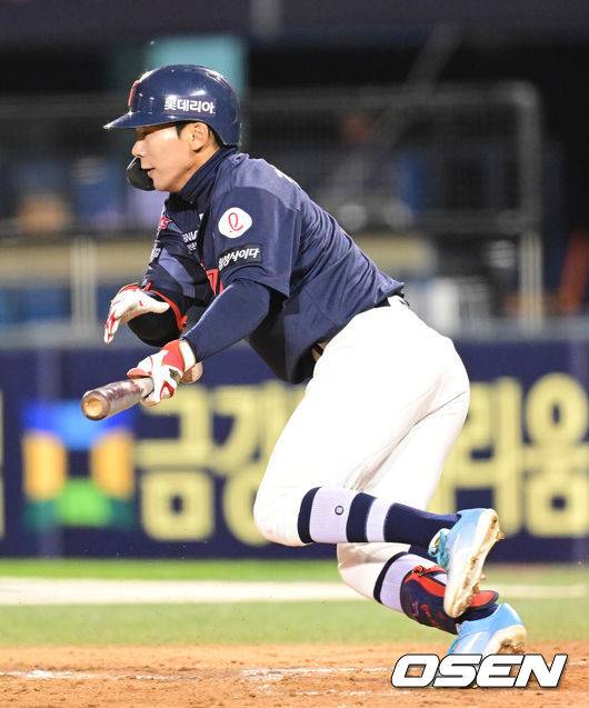 [OSEN=잠실, 김성락 기자] 25일 오후 서울 잠실야구장에서 ‘2025 신한 SOL Bank KBO리그’ 두산 베어스와 롯데 자이언츠의 경기가 열렸다.홈팀 두산은 최원준, 원정팀 롯데는 데이비슨을 선발로 내세웠다. 8회초 1사 1, 3루 롯데 장두성이 1타점 번트안타를 성공하고 있다. 이때 투수 박치국이 1루 송구실책, 2루주자 고승민이 홈으로 내달려 추가 득점을 올렸다. 2025.04.25/ ksl0919@osen.co.kr