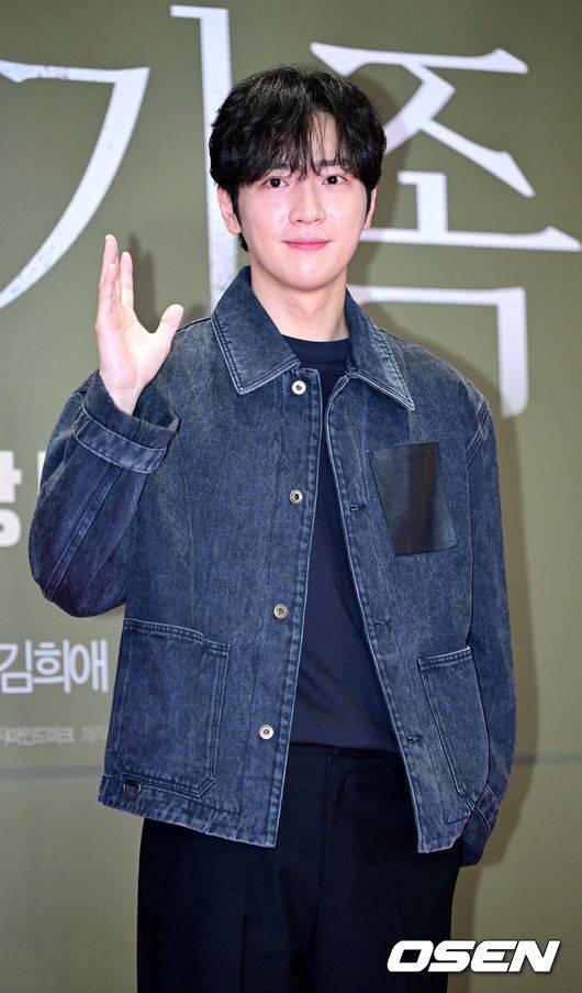 [OSEN=최규한 기자] 7일 오후 서울 삼성동 메가박스 코엑스에서 영화 ‘보통의 가족’ (감독 허진호) VIP 시사회가 열렸다.영화 ‘보통의 가족'은 각자의 신념을 가지고 살아가던 네 사람이 아이들의 범죄 현장이 담긴 CCTV를 보게 되면서 모든 것이 무너져가는 모습을 담은 이야기다.&nbsp;배우 이상엽이 VIP 시사회에 참석해 포토타임을 하고 있다. 2024.10.07 / dreamer@osen.co.kr