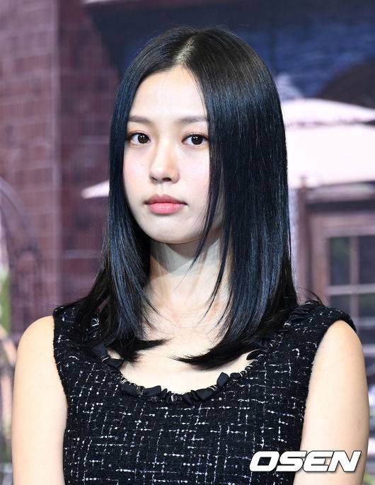 [OSEN=이대선 기자] 21일 오전 서울 강남구 조선 팰리스 서울 강남에서 넷플릭스 오리지널 시리즈 '아무도 없는 숲속에서' 제작발표회가 열렸다.‘아무도 없는 숲속에서’는 한여름 찾아온 수상한 손님으로 인해, 평온한 일상이 무너지고 걷잡을 수 없는 사건에 휘말리게 되는 사람들의 이야기를 그린 서스펜스 스릴러​다.배우 고민시가 취재진 질문을 듣고 있다. 2024.08.21 /sunday@osen.co.kr