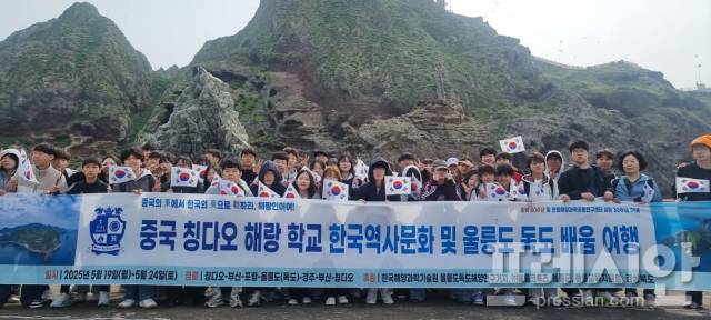 ▲ 지난 21일 중국 칭다오(청도) '해랑학교' 국제부 학생과 교사 52명이 독도를 방문해 기념촬영을 하고 있다. ⓒ울릉도독도해양연구기지