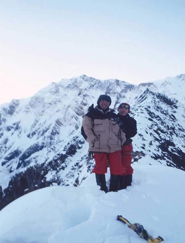 2002년, 텐트피크 정상이 아닌 능선 위에서 '정상' 사진을 촬영했다. 왼쪽이 필자.