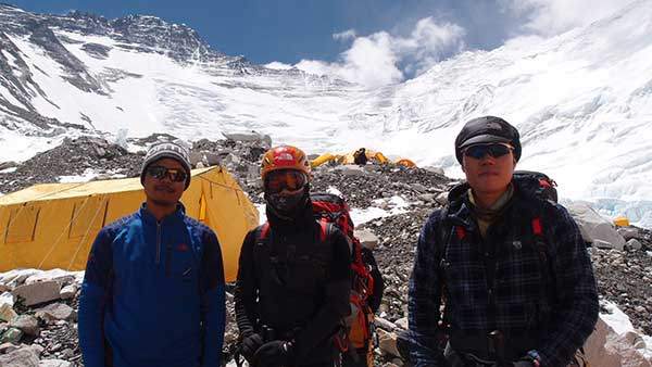 2012년, 로체(8,516m)를 배경으로 2캠프(6,450m)에서 대원들과. 왼쪽이 필자.