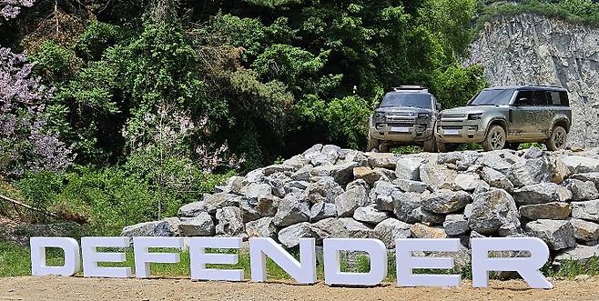 랜드로버의 럭셔리 온·오프로더 ‘올 뉴 디펜더 OCTA’(옥타)와 ‘뉴 디펜더 130 캡틴 체어스’