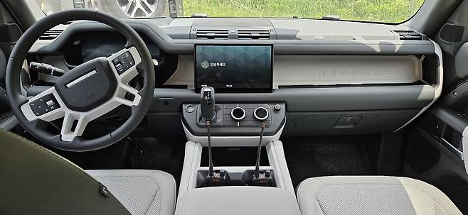 럭셔리한 디팬더 실내. 카본등 고급 소재를 사용했다. 시트는 마시지 기능을 제공한다.