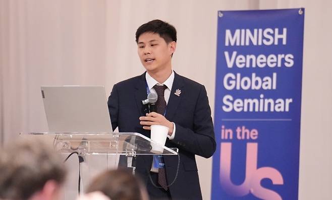 홍준기 광화문 더스퀘어치과 대표원장이 LA 비버리힐스에서 열린 미니쉬 세미나에서 미니쉬 임상 사례를 발표하고 있다.