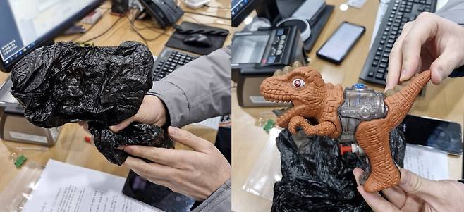 A씨가 범행 당시 사용한 공룡 모양의 장난감 물총. 부산경찰청 제공