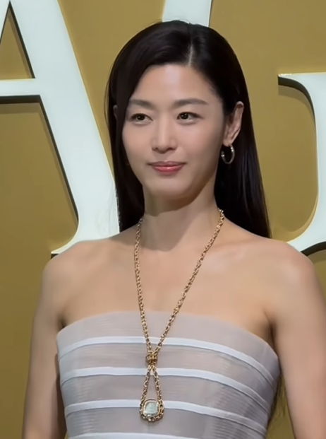 전지현이 지난 24일 중국 베이징에서 열린 스위스 파인 워치 & 하이 주얼리 브랜드 '피아제(PIAGET)' 행사 현장에 브랜드 앰버서더 자격으로 참석했다. 인스타그램