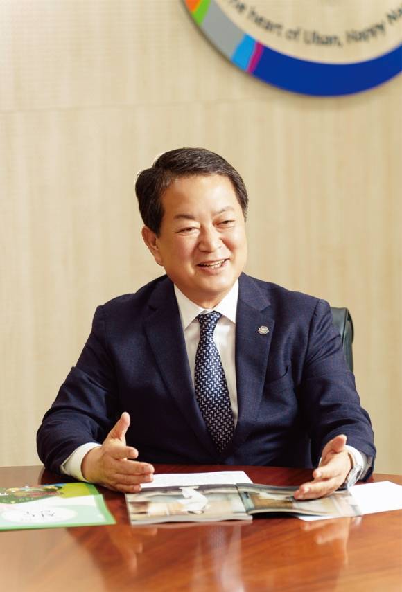 서동욱 울산 남구청장이 지난 23일 구청장실에서 남구 관광산업에 대해 설명하고 있다. 울산 남구 제공