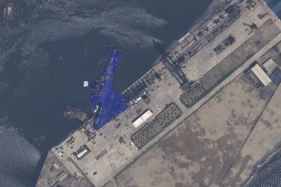 에어버스 DS가 제공한 22일 자 위성 사진에 북한 청진의 조선소에서 진수에 실패한 5000t 최현급 신형 구축함이 파란 방수포에 덮여 있다. 2025.05.23. 뉴시스