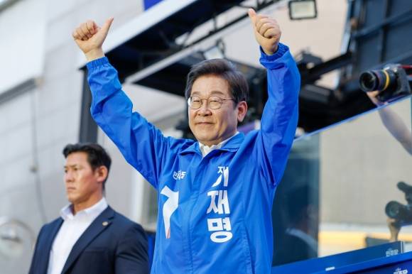 이재명 대선후보, ‘대선 승리를 다짐하며’ - 이재명 더불어민주당 대선 후보가 25일 충남 천안시 동남구 천안 신부문화거리에서 열린  유세를 마친뒤 시민들에게 인사하고 있다. 2025.05.25. 공동취재