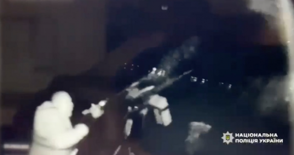 손전등과 소총으로 러시아의 드론을 격추하는 키이우 경찰. 키이우 경찰 텔레그램 제공