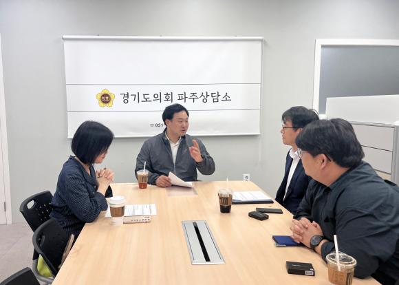 고준호 의원이 5월 23일, 파주상담소에서 파주교육지원청 관계자들과 함께 정담회를 진행하고 있다.