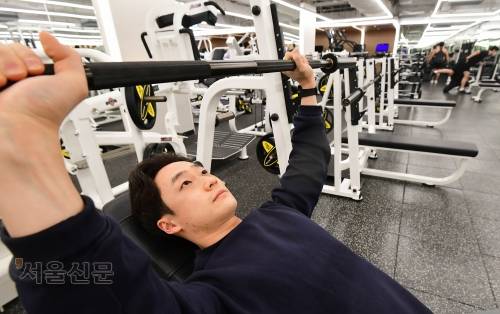 30일 서울 중구 한 헬스장에서 이용객이 운동을 하고 있다. 2023.1.30 홍윤기 기자