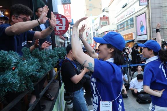 열띤 유세활동 - 더불어민주당 선거운동원. 이 기사와 직접적인 관련 없음. 연합뉴스