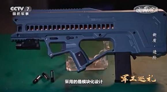 중국이 분당 3000발의 탄환을 발사할 수 있는 코일건(전자기 코일을 이용한 무기)을 개발한 것으로 전해졌다. 사진은 지난 3월 중국중앙TV(CCTV) 관련 보도 화면.