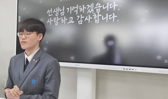 교사노조연맹과 제주교사노조가 26일 제주교사노동조합 사무실에서 A교사 제자들과의 인터뷰를 마련했다. 사진은 스승을  추모하기 위해 자발적으로 친구들과 후배들의 추모편지를 모은 최형준군의 모습. 제주 강동삼 기자