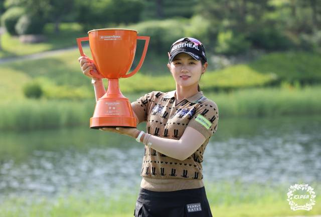 25일 E1 채리티 오픈에서 시즌 첫 승을 달성한 박현경. 사진 제공=KLPGA