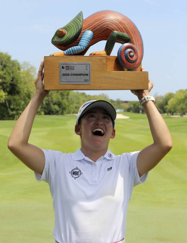 미국여자프로골프(LPGA) 투어 멕시코 리비에라 마야 오픈에서 우승을 차지한 일본의 이와이 치사토가 트로피를 들고 세레머니를 하고 있다. EPA연합뉴스