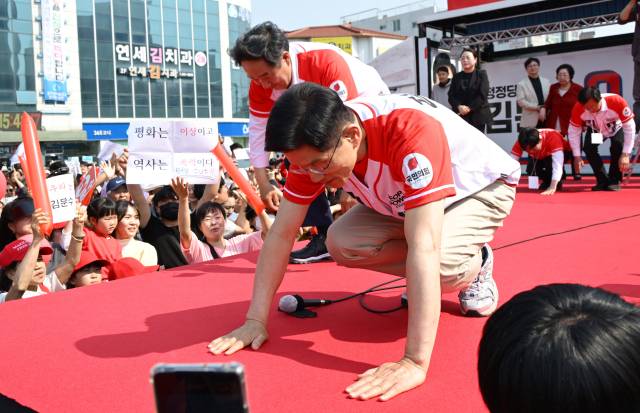 김문수 국민의힘 대선 후보가 25일 충남 홍성군 홍성읍 내포로에서 큰절을 하며 지지를 호소하고 있다. 홍성=성형주 기자 2025.05.25