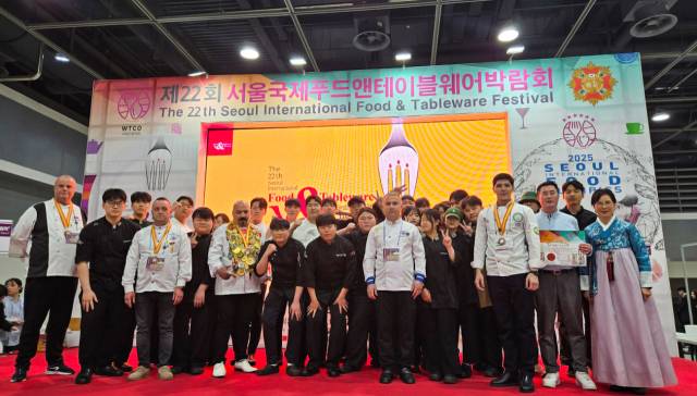 영산대학교 서양조리전공이 제22회 서울국제푸드앤테이블웨어박람회에서 수상하고 기념촬영을 하고 있다. 사진제공=영산대