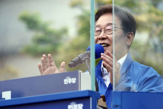이재명 더불어민주당 대선 후보가 24일 경기 시흥시 배곧아브뉴프랑센트럴광장에서 지지를 호소하고 있다. 시흥=오승현 기자