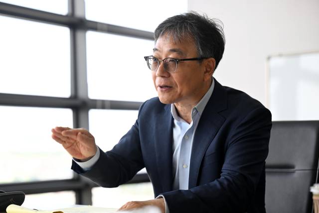 산업통상자원부 규제개혁위원장인 강병구 고려대 표준지식학과 명예교수가 26일 서울경제신문과의 인터뷰에서 “새 정부의 규제 개혁은 단기 성과 중심이 아닌 제도적 기반을 강화하는 방식으로 접근해야 한다”고 강조하고 있다. 조태형 기자